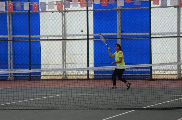 19 Mayıs Gençlik Kupası Tenis İl Birinciliği devam ediyor