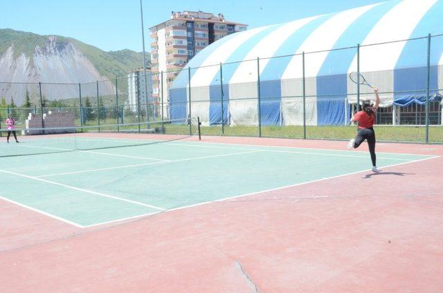 19 Mayıs Gençlik Kupası Tenis İl Birinciliği devam ediyor