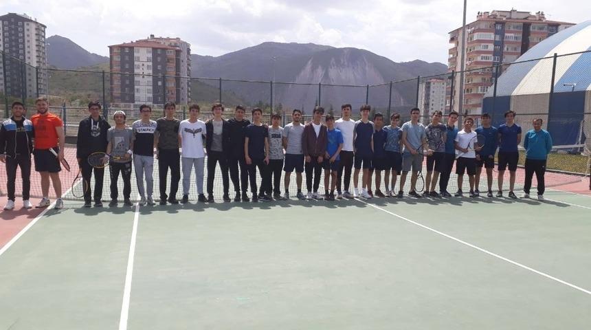 19 Mayıs Gen&ccedil;lik Kupası Tenis İl Birinciliği devam ediyor