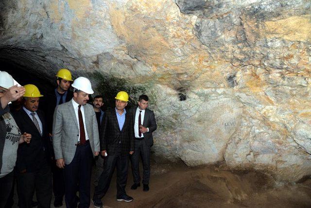 Vali Şentürk arkeolojik kazı çalışmalarını inceledi