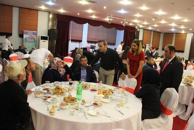 Emet Kaymakamlığı’nda engelli vatandaşlara iftar yemeği