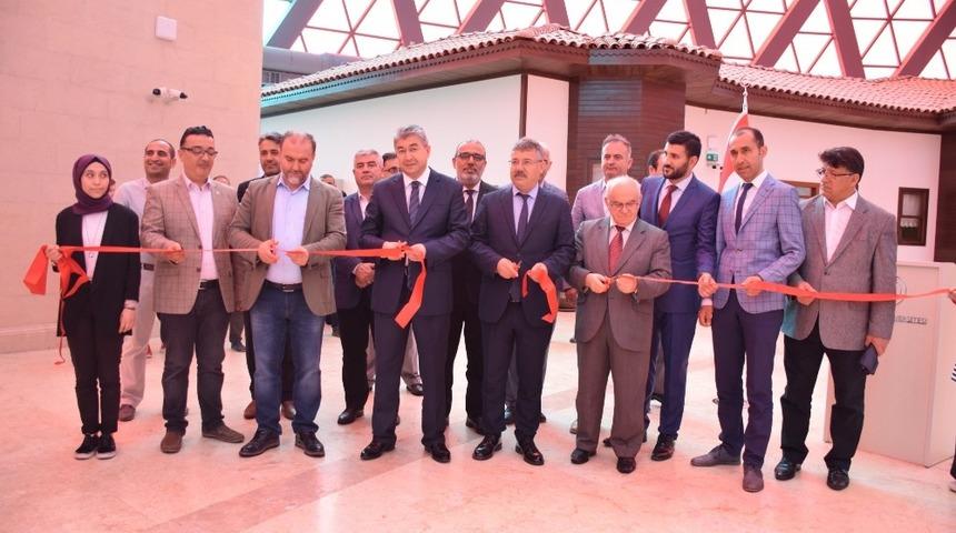 Yetim çocuklara umut olan resim sergisi