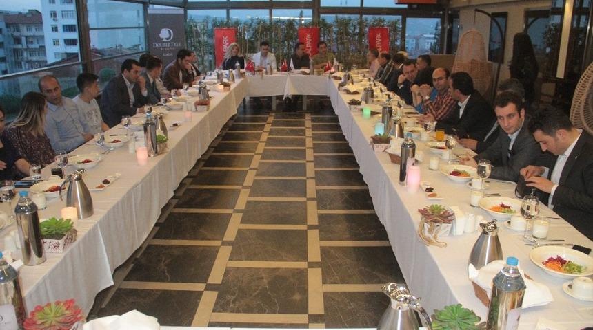 Medical Park Elazığ Hastanesi y&ouml;netimi, bankacılarla bir araya geldi