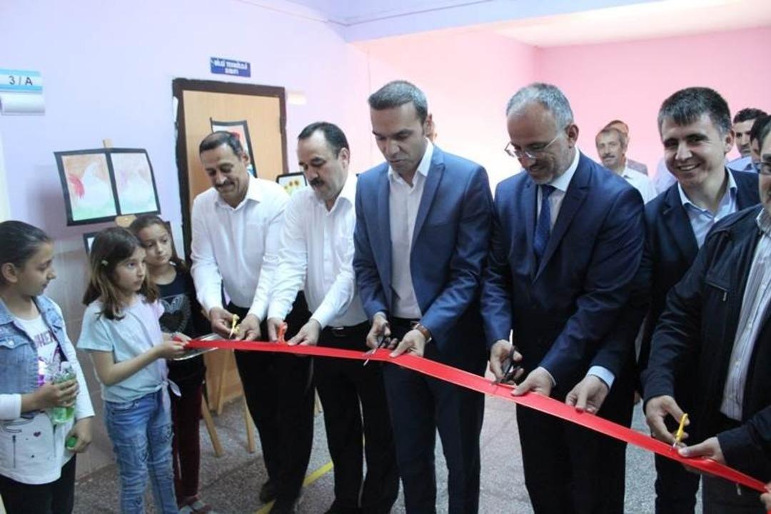 İlkokul &ouml;ğrencilerinin resim sergisi t&ouml;renle a&ccedil;ıldı