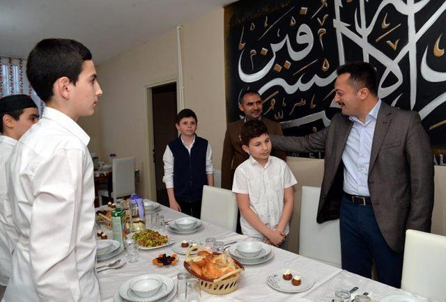 Vali Şentürk, hafızlık kursu öğrencilerle iftar açtı