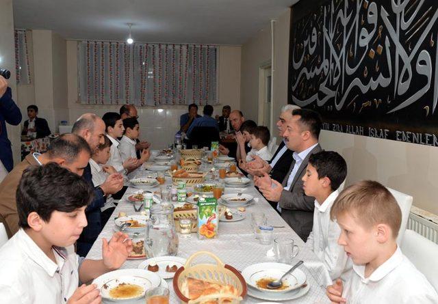 Vali Şentürk, hafızlık kursu öğrencilerle iftar açtı