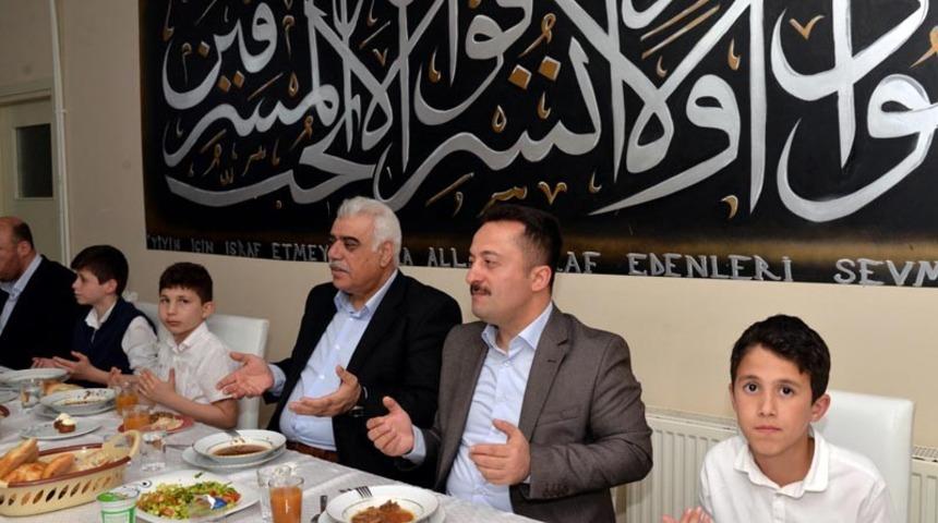 Vali Şent&uuml;rk, hafızlık kursu &ouml;ğrencilerle iftar a&ccedil;tı