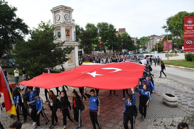 İnegöl’de 19 Mayıs coşkusu gençlik yürüyüşü ile başladı