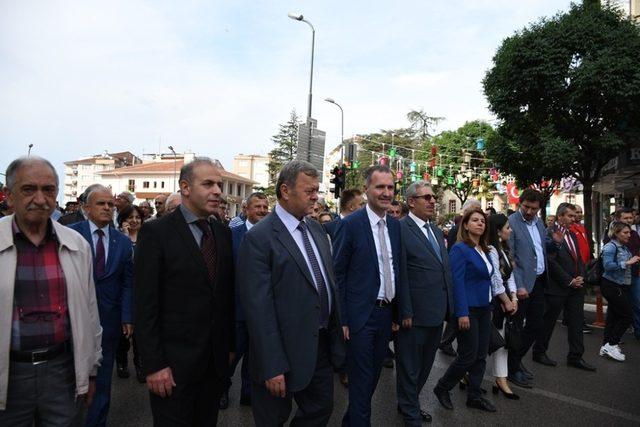 İnegöl’de 19 Mayıs coşkusu gençlik yürüyüşü ile başladı