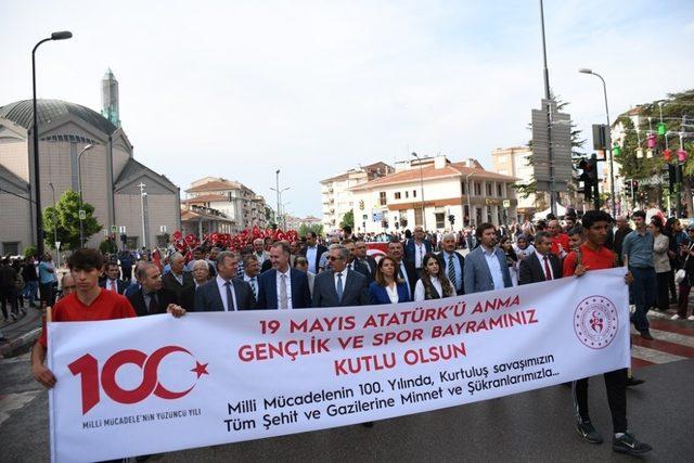 İnegöl’de 19 Mayıs coşkusu gençlik yürüyüşü ile başladı