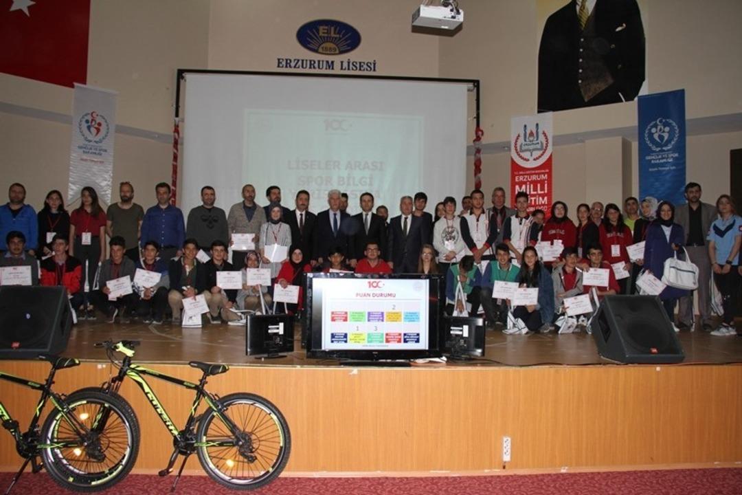 Liseli gen&ccedil;ler spor bilgilerini yarıştırdı