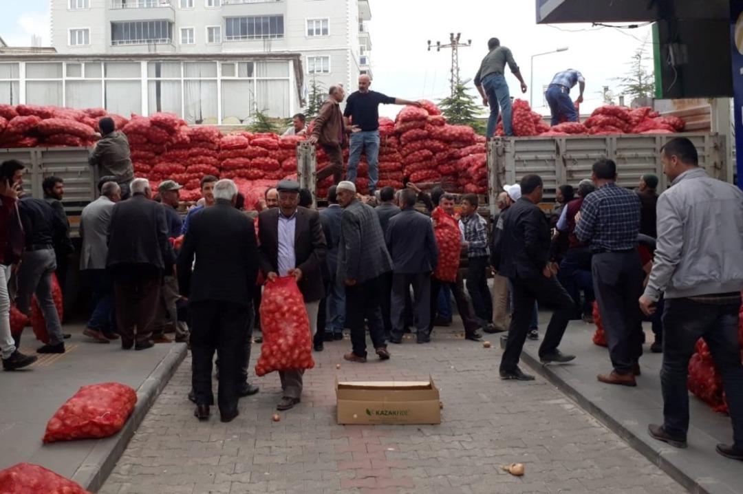 Ahlatlı iş insanı bir tır soğan dağıttı