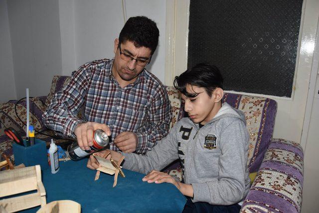 Engelli oğluyla birlikte ahşap biblo yapıp satıyor 1
