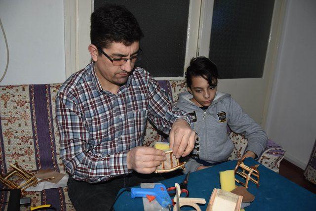 Engelli oğluyla birlikte ahşap biblo yapıp satıyor 2