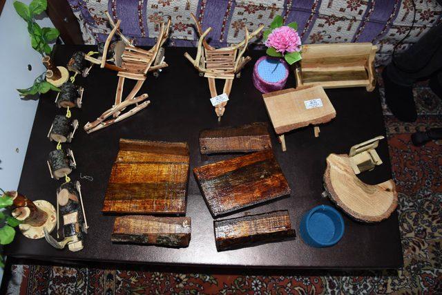 Engelli oğluyla birlikte ahşap biblo yapıp satıyor 4