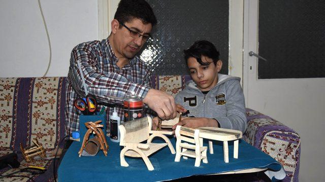Engelli oğluyla birlikte ahşap biblo yapıp satıyor