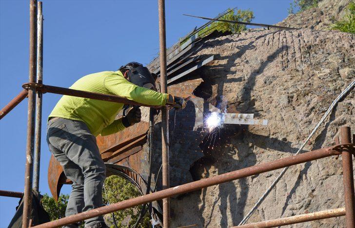 Otomobil parçalarından 'kartal başı heykeli' yaptı  G1