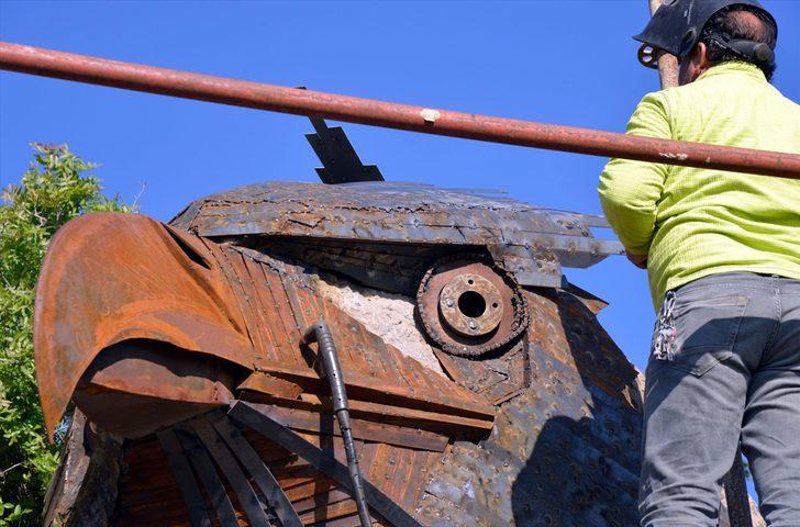 Otomobil parçalarından 'kartal başı heykeli' yaptı  G5