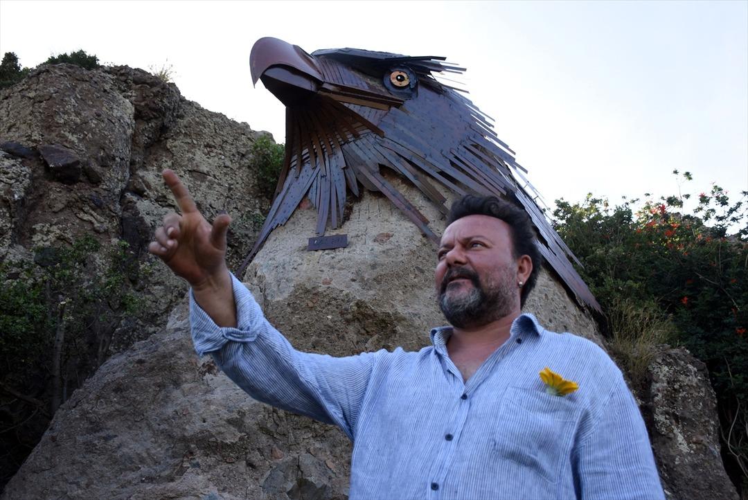 Otomobil par&ccedil;alarından 'kartal başı heykeli' yaptı 