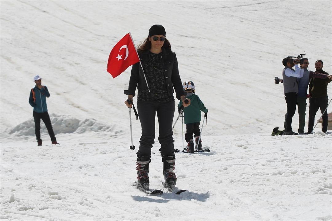 Hakkari'de mayısta kayak keyfi 