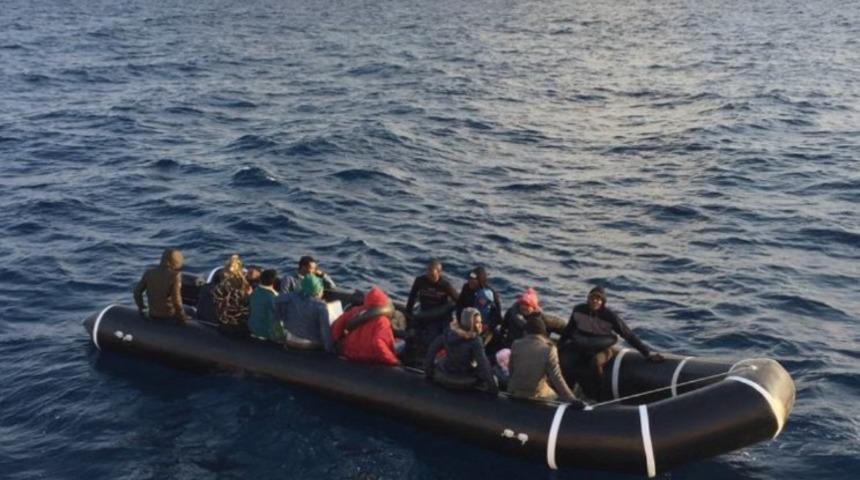 Kuşadası K&ouml;rfezi&rsquo;nde 10&rsquo;u &ccedil;ocuk 24 ka&ccedil;ak g&ouml;&ccedil;men yakalandı