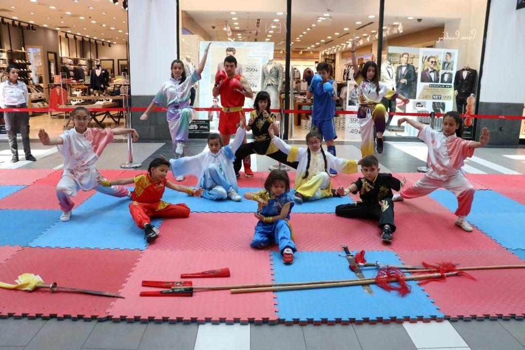 Gen&ccedil; sporcular Forum Magnesia&rsquo;da h&uuml;nerlerini sergiledi