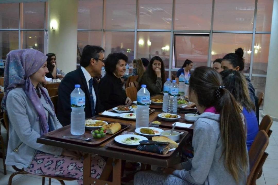 Kaymakam Y&uuml;cel, Efe-Ayşe yurdunda iftar yemeğine katıldı