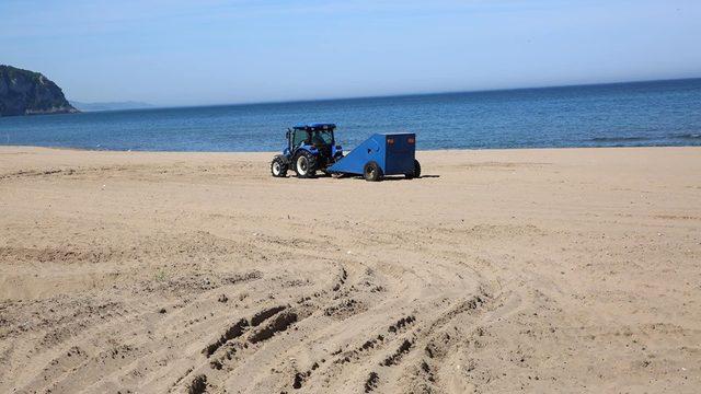 İnkumu plajı temizliyor