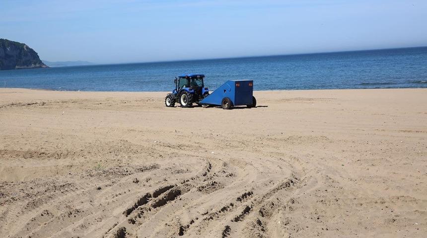 İnkumu plajı temizliyor