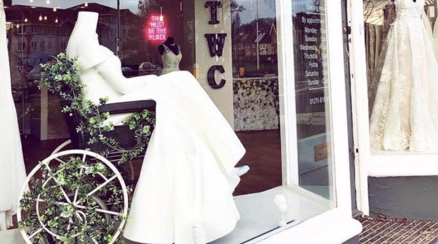 Gelinlik mağazasının vitrini görenlerin kalbini çalıyor! Nedeni ise inanılmaz!