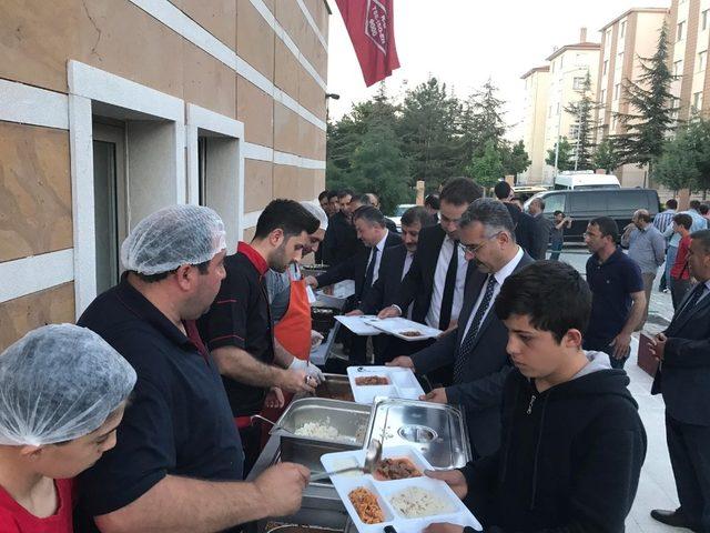 Ahlatcı, sevgi evlerindeki çocuklarla iftar yaptı