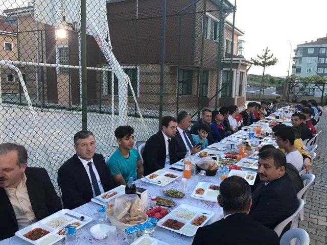 Ahlatcı, sevgi evlerindeki çocuklarla iftar yaptı