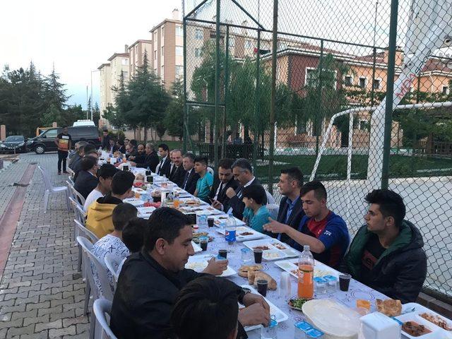 Ahlatcı, sevgi evlerindeki çocuklarla iftar yaptı