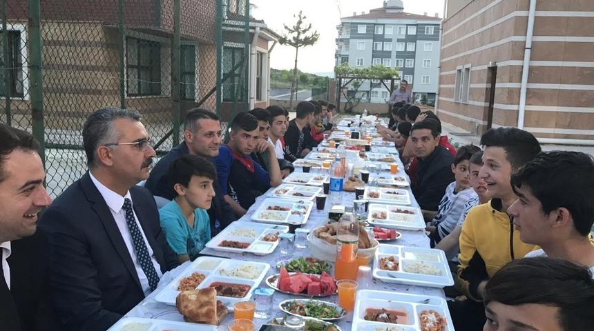 Ahlatcı, sevgi evlerindeki &ccedil;ocuklarla iftar yaptı