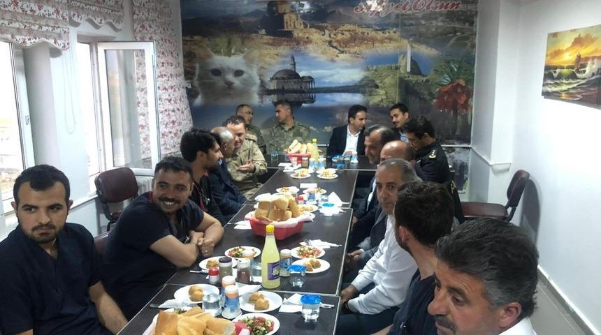 Protokol sağlık&ccedil;ılarla iftarda bir araya geldi