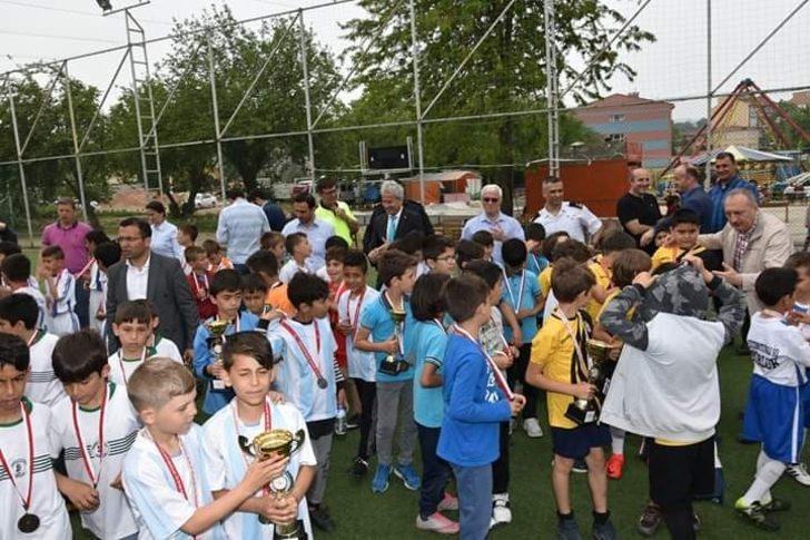 Susurluk’ta halı saha maçı ve uçurtma şenliği G1