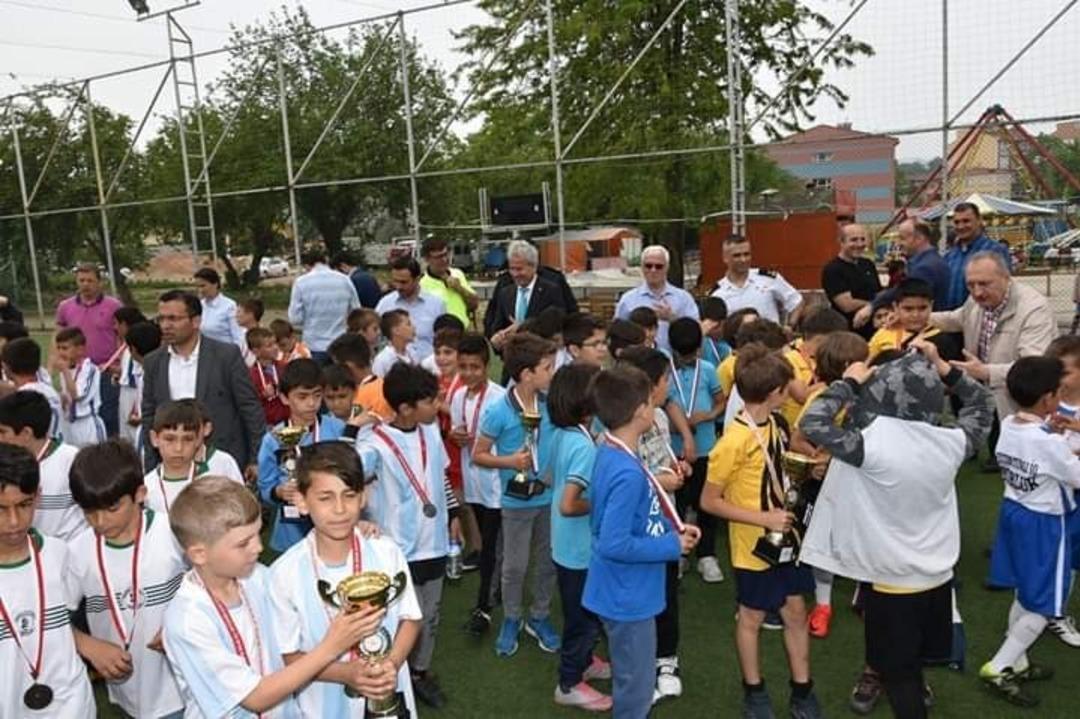 Susurluk&rsquo;ta halı saha ma&ccedil;ı ve u&ccedil;urtma şenliği