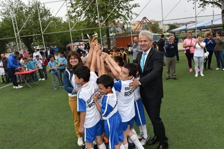 Susurluk’ta halı saha maçı ve uçurtma şenliği G3