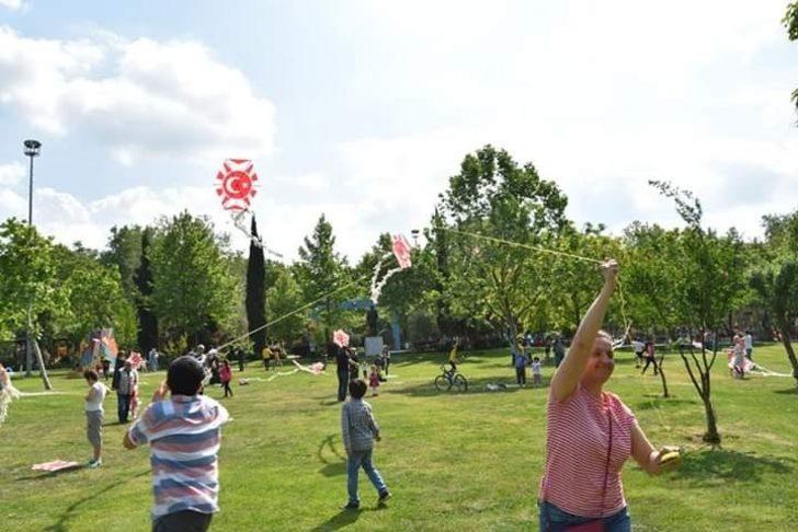 Susurluk’ta halı saha maçı ve uçurtma şenliği G4