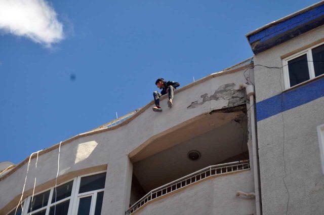 İntihar girişimini izleyip, görüntülediler