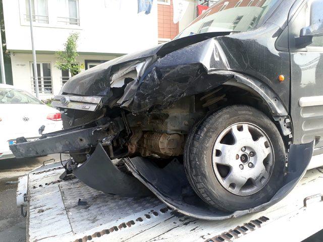 Otomobil ile hafif ticari araç çarpıştı: 2'si çocuk 4 yaralı