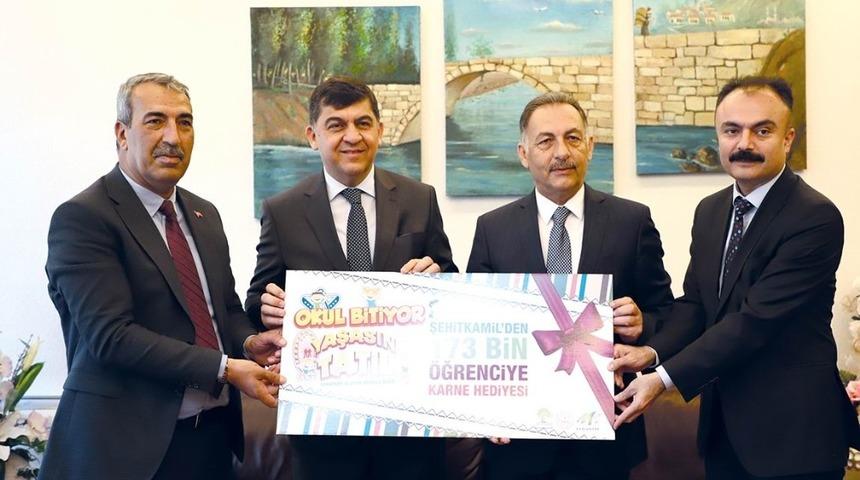 İmzalar, karne hediyeleri i&ccedil;in atıldı