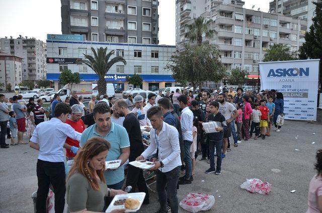 ASKON’un her gün bin kişiye iftar yemeği verdiği çadırı Vali Demirtaş ziyaret etti