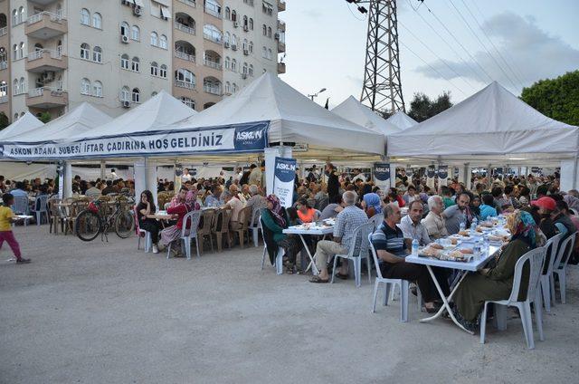 ASKON’un her gün bin kişiye iftar yemeği verdiği çadırı Vali Demirtaş ziyaret etti