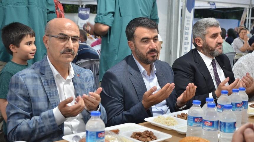 ASKON&rsquo;un her g&uuml;n bin kişiye iftar yemeği verdiği &ccedil;adırı Vali Demirtaş ziyaret etti