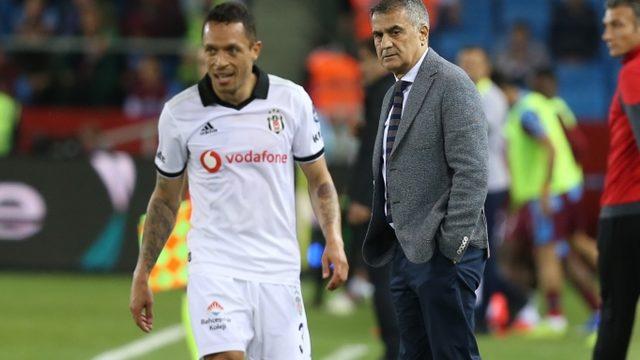 Beşiktaş'ta Adriano sakatlandı