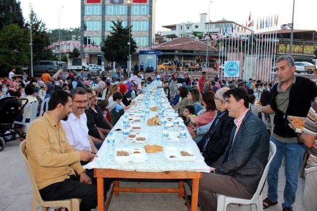 Kaymakamlık ve belediyeden kardeşlik sofrası