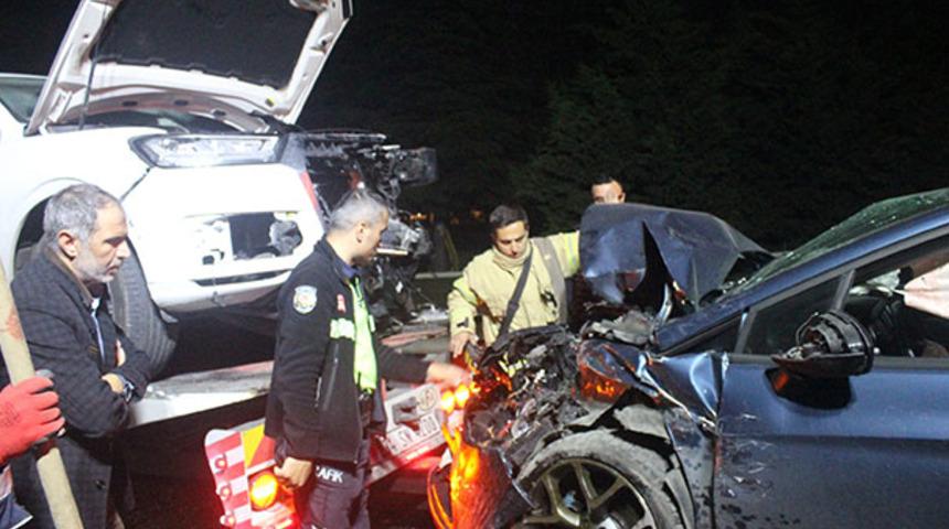 İstanbul'da gece yarısı feci kaza! Kafa kafaya &ccedil;arpıştılar: Yaralılar var