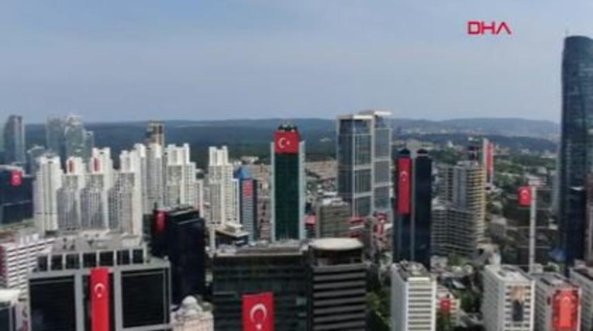 Maslak'ta 19 Mayıs'ta g&ouml;kdelenlere T&uuml;rk bayrakları asıldı