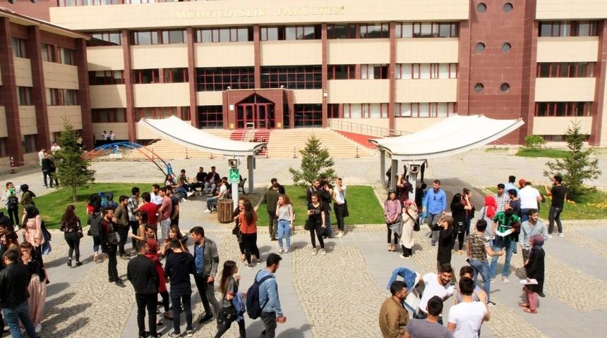 Bayburt &Uuml;niversitesi &lsquo;Dijital D&ouml;n&uuml;ş&uuml;m&rsquo;de ilk d&ouml;nemini final sınavıyla tamamladı